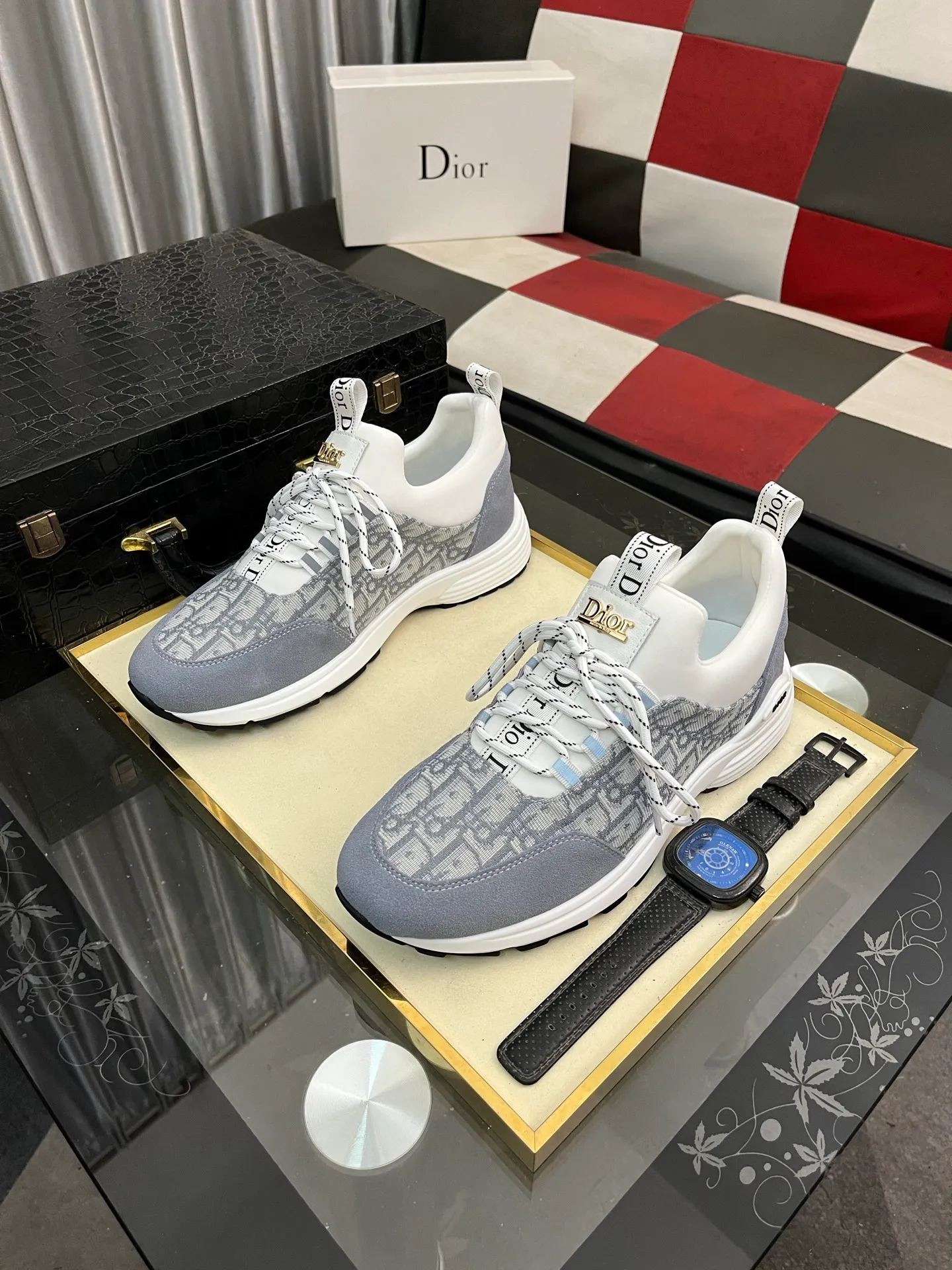 Men's Men's Shoes💰440⌚️⌚️ Dior's casual and sporty style combines the elements of dad's bag-soled shoes. It has successfully broken through the dad shoe style that has been on the streets in recent years and has become a beautiful landscape in luxury goods. The fabric is high mercerized with breathable mesh. The mesh on both sides of the shoe is made of three layers of composite technology. The bottom process uses package molding fabrics: imported high mercerized 🐂 cowhide stitching with original customized D-shaped mesh code number: 38-444️⃣ Colors available